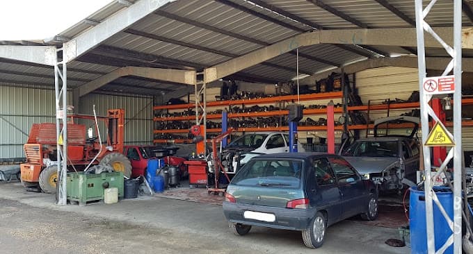 Parc de véhicules hors d'usage chez LVA AUTO PIECES, centre agréé à REPLONGES