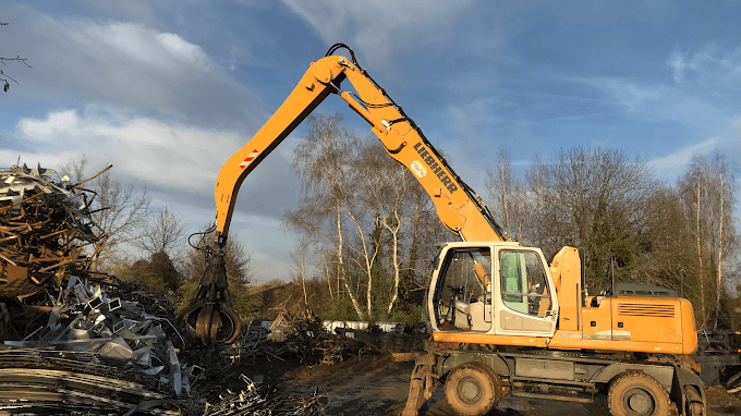Vue extérieure du centre VHU agréé Perron environnement à SAINT-TRIVIER-DE-COURTES (Ain)