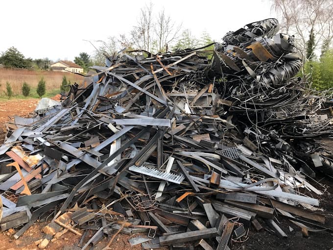 Parc de véhicules hors d'usage chez Perron environnement, centre agréé à SAINT-TRIVIER-DE-COURTES