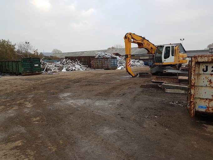 Parc de véhicules hors d'usage chez Galloo Chauny, centre agréé à CHAUNY