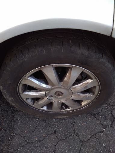 Vue extérieure du centre VHU agréé F1 SAS à QUINSSAINES (Allier)