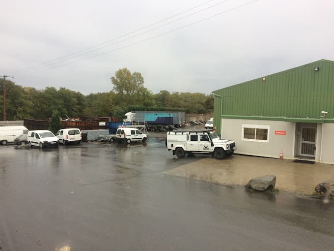 Parc de véhicules hors d'usage chez CALARD Recyclage La Chapelaude, centre agréé à LA CHAPELAUDE