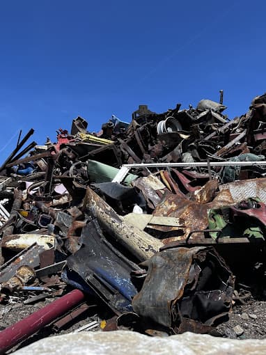 Parc de véhicules hors d'usage chez Baptiste Fer Et Métaux, centre agréé à MALLEMOISSON