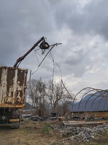 Vue extérieure du centre VHU agréé SF RECUPERATION: Entreprise ferraille et métaux - Débarras - Location bennes - Enlèvement épave 04 Sisteron Laragne-Montéglin à MISON (Alpes-de-Haute-Provence)