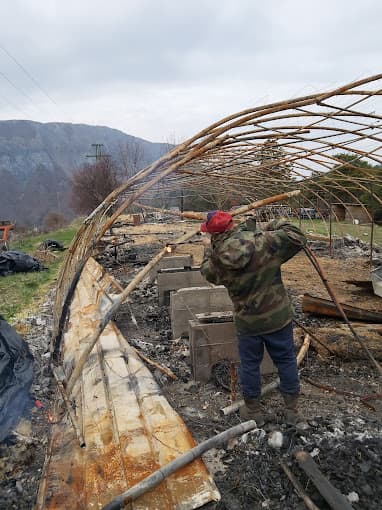 Parc de véhicules hors d'usage chez SF RECUPERATION: Entreprise ferraille et métaux - Débarras - Location bennes - Enlèvement épave 04 Sisteron Laragne-Montéglin, centre agréé à MISON