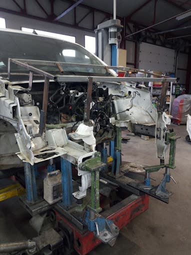 Parc de véhicules hors d'usage chez Carrosserie du moulin, centre agréé à LES MEES