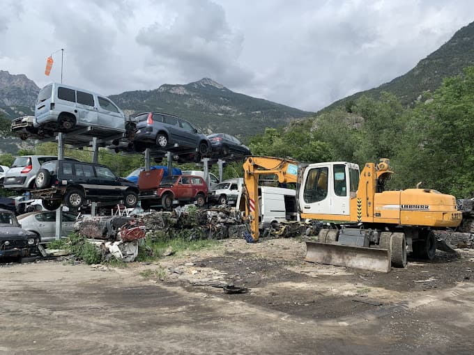 Vue extérieure du centre VHU agréé LELIEVRE RECYCLAGE à LA ROCHE-DE-RAME (Hautes-Alpes)