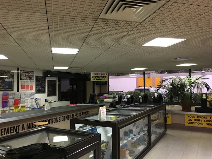 Parc de véhicules hors d'usage chez AUTO CHOC, centre agréé à CAGNES-SUR-MER