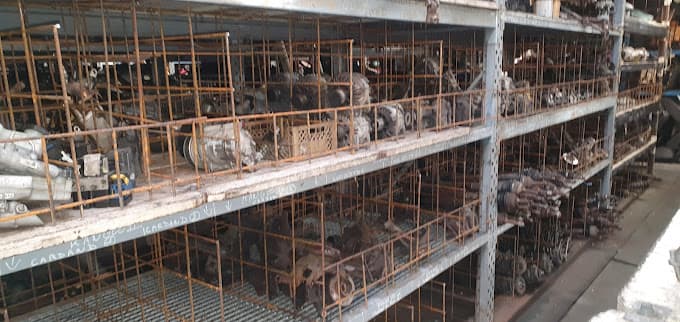 Parc de véhicules hors d'usage chez Benoît Rino, centre agréé à ANTIBES