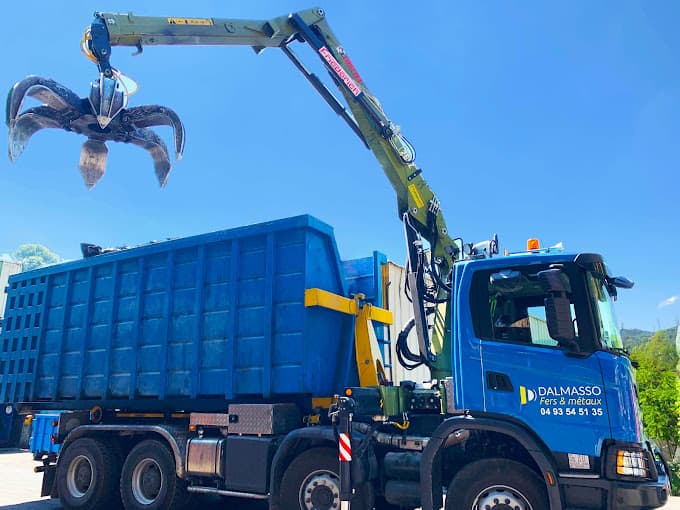 Vue extérieure du centre VHU agréé DALMASSO FERS ET MÉTAUX à LA TRINITE (Alpes-Maritimes)