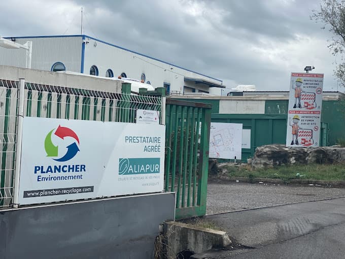 Parc de véhicules hors d'usage chez Plancher Environnement, centre agréé à LAVILLEDIEU