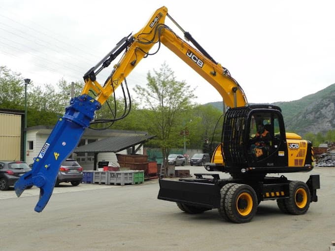 Vue extérieure du centre VHU agréé SORAR Société Récupération Ariégeoise à TARASCON-SUR-ARIEGE (Ariège)