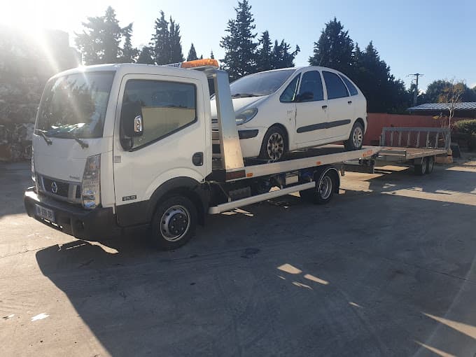 Parc de véhicules hors d'usage chez Ds Recyclage, centre agréé à NOVES