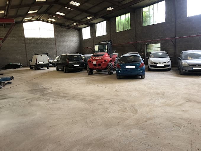 Parc de véhicules hors d'usage chez RDS RECYCLING, centre agréé à ROMILLY-SUR-SEINE