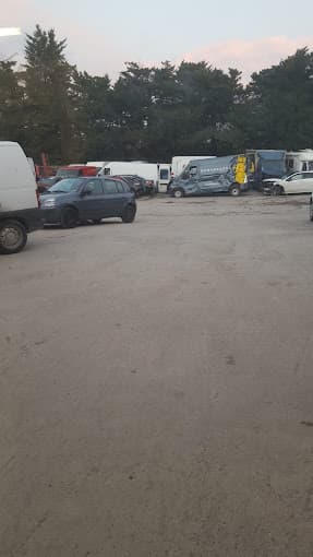 Parc de véhicules hors d'usage chez Ets Maury, centre agréé à TARASCON