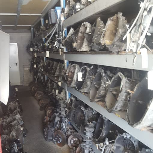 Parc de véhicules hors d'usage chez Cedric Pieces Autos, centre agréé à CHATEAUNEUF-LES-MARTIGUES