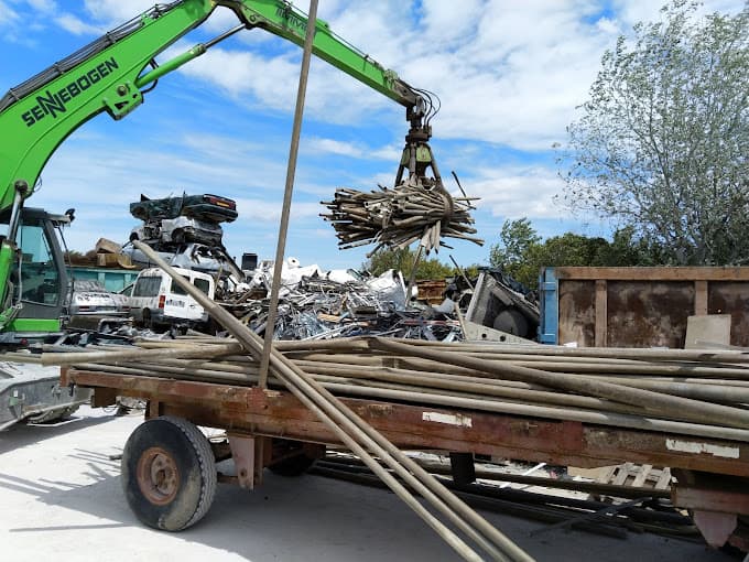 Parc de véhicules hors d'usage chez Vieri Serge SAS, centre agréé à ARLES