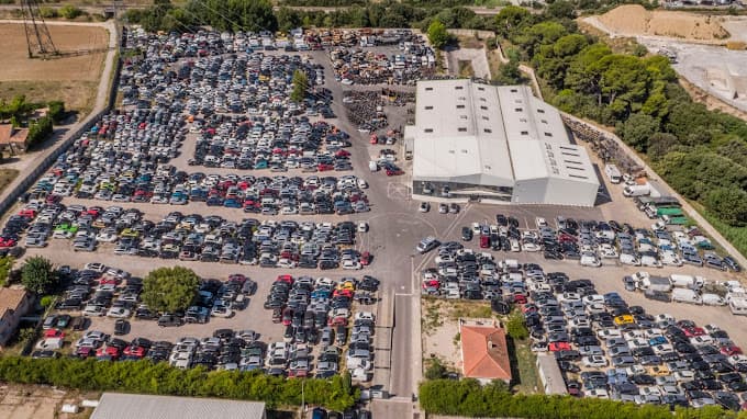 Parc de véhicules hors d'usage chez BERARD SAS, centre agréé à VELAUX