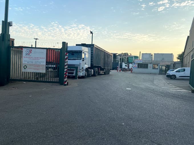 Parc de véhicules hors d'usage chez P.R.O.F.E.R, centre agréé à MARSEILLE 14