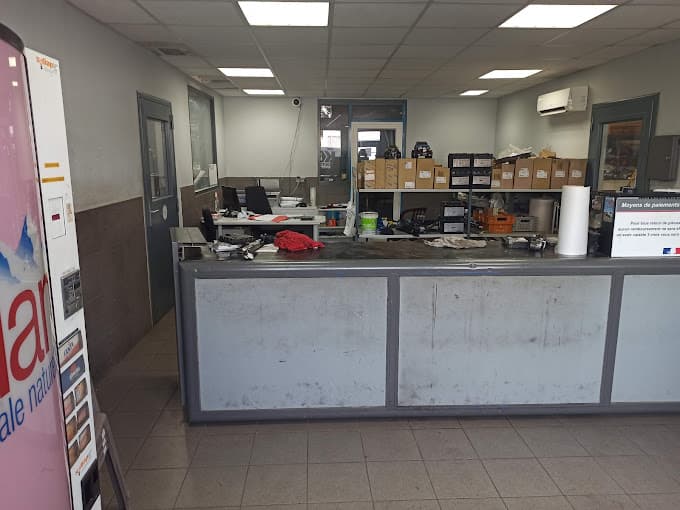 Parc de véhicules hors d'usage chez Méditerranée Pièces Auto, centre agréé à MARSEILLE 15