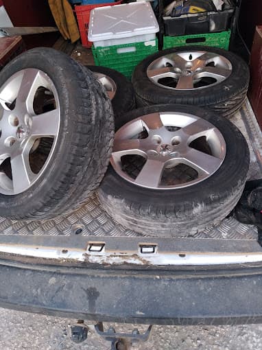 Vue extérieure du centre VHU agréé La Piece Automobile 13 à LAMANON (Bouches-du-Rhône)