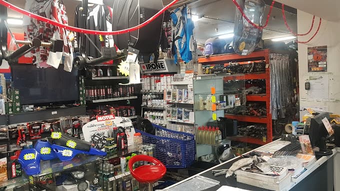 Parc de véhicules hors d'usage chez Provence Moto Casse, centre agréé à VITROLLES