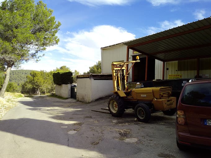 Vue extérieure du centre VHU agréé Soc Commerciale de la Plaine Du Caire à ROQUEFORT-LA-BEDOULE (Bouches-du-Rhône)