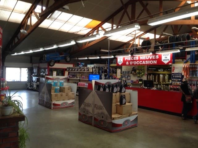 Parc de véhicules hors d'usage chez Fougeray Pièces Auto, centre agréé à HERMIVAL-LES-VAUX