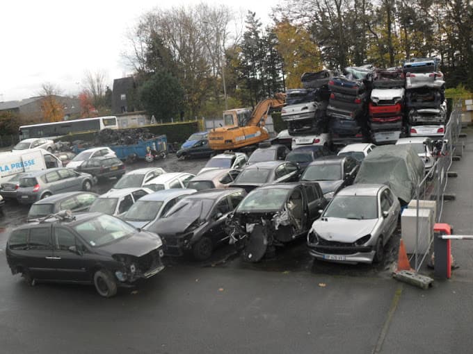 Parc de véhicules hors d'usage chez Auto Destruction, centre agréé à GIBERVILLE