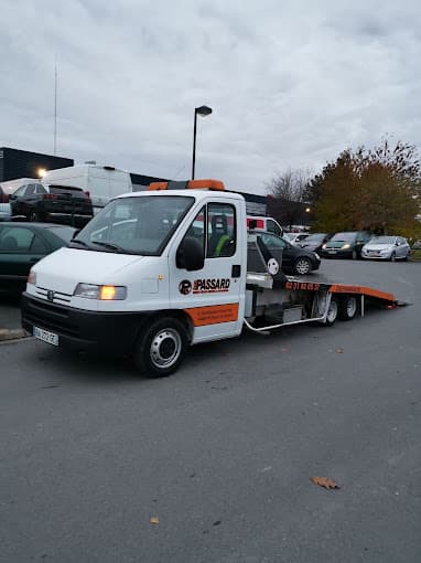 Parc de véhicules hors d'usage chez ETABLISSEMENT PASSARD, centre agréé à SAINT-VIGOR-LE-GRAND