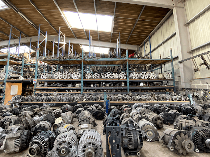 Parc de véhicules hors d'usage chez Caen Auto Négoce, centre agréé à BLAINVILLE-SUR-ORNE
