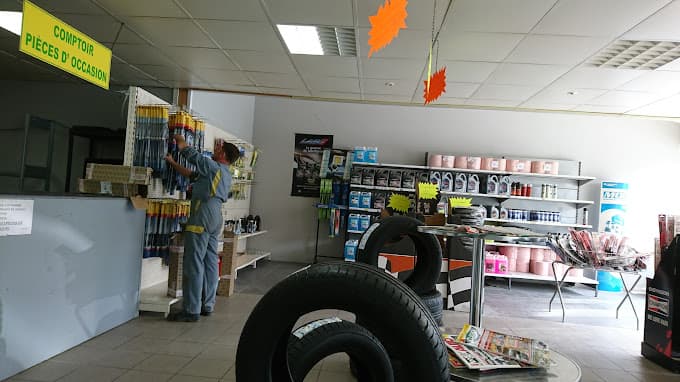 Parc de véhicules hors d'usage chez Récup 16, centre agréé à GOND-PONTOUVRE