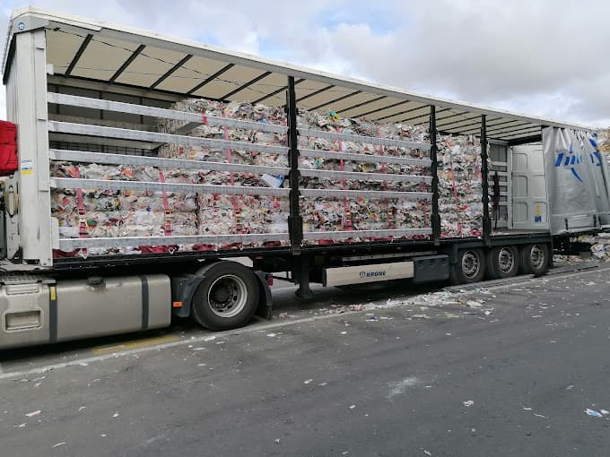 Parc de véhicules hors d'usage chez William Sabatier Recyclage, centre agréé à BALZAC