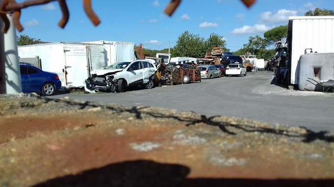 Vue extérieure du centre VHU agréé Ets Proust à VAUX-SUR-MER (Charente-Maritime)