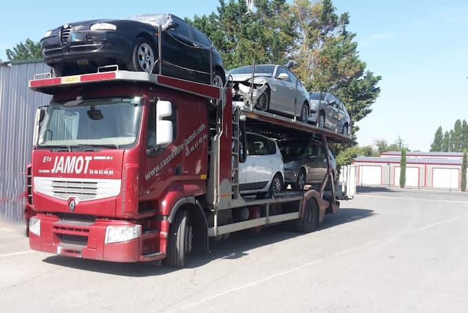 Parc de véhicules hors d'usage chez Jamot, centre agréé à CABARIOT