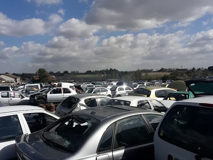 Parc de véhicules hors d'usage chez Fussy Pièces Autos, centre agréé à FUSSY