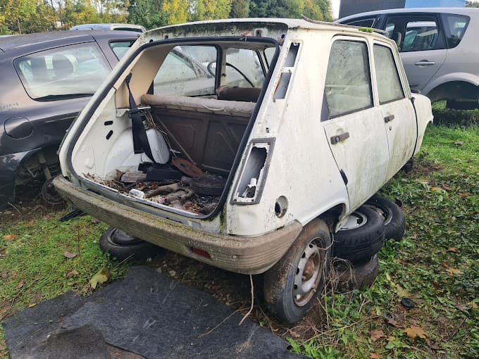 Parc de véhicules hors d'usage chez Casse auto levet, centre agréé à LEVET
