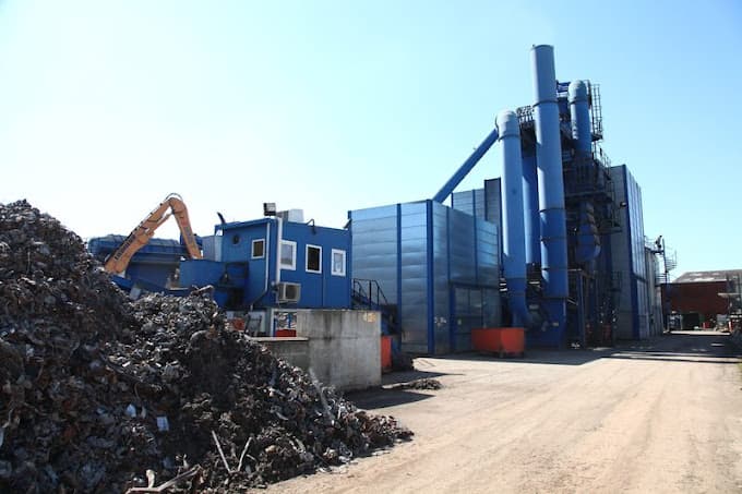 Vue extérieure du centre VHU agréé SIRMET TRANSPORT LOGISTIQUE à BOULAZAC ISLE MANOIRE (Corrèze)