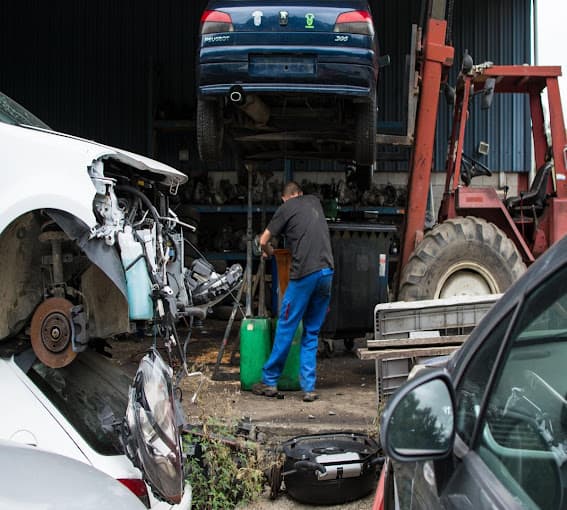Parc de véhicules hors d'usage chez Recup Auto Mercier, centre agréé à SAINT-PRIEST-DE-GIMEL