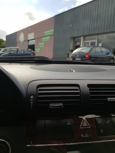 Parc de véhicules hors d'usage chez Auto Recyclage, centre agréé à PLOUFRAGAN