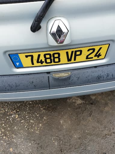 Parc de véhicules hors d'usage chez Flash Auto Vingt Quatre, centre agréé à MARSAC SUR L'ISLE