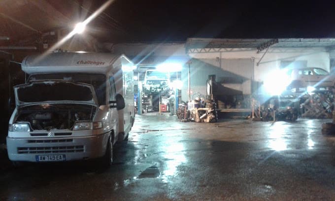 Parc de véhicules hors d'usage chez CARROSSERIE Crac Auto (Sarl), centre agréé à AOUSTE-SUR-SYE