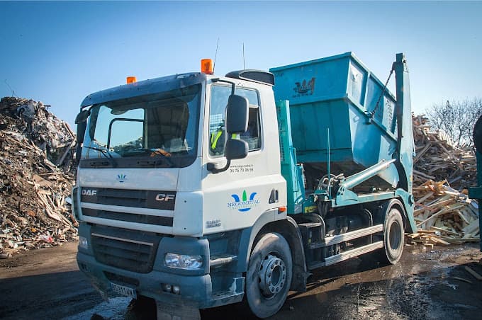 Parc de véhicules hors d'usage chez Négométal Environnement, centre agréé à ROMANS-SUR-ISERE