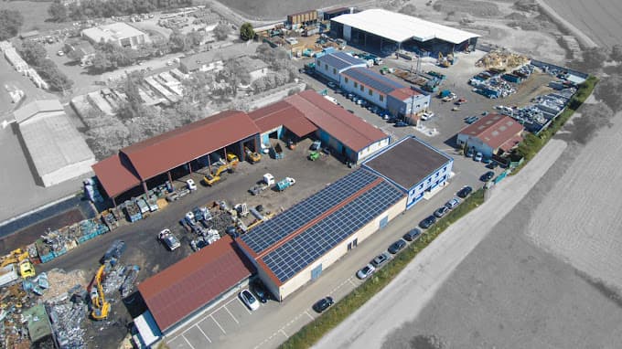 Parc de véhicules hors d'usage chez Négométal Environnement, centre agréé à ROMANS-SUR-ISERE