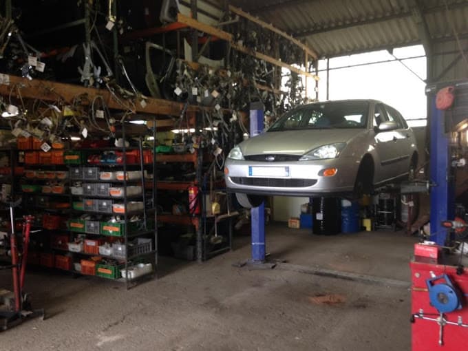 Vue extérieure du centre VHU agréé A P M à CHATEAUNEUF-DU-RHONE (Drôme)