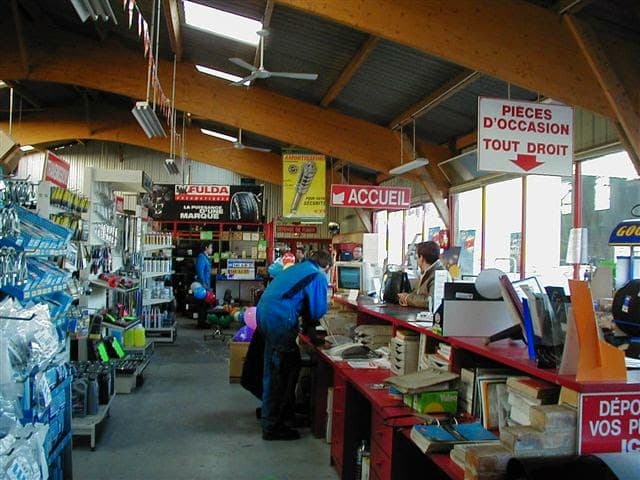 Parc de véhicules hors d'usage chez Multi'Choc, centre agréé à LE TORPT