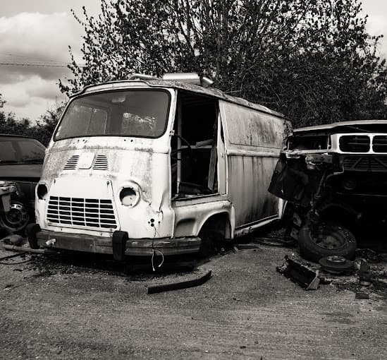 Parc de véhicules hors d'usage chez Branthomme Fers et Métaux, centre agréé à SAINT-MARCEL