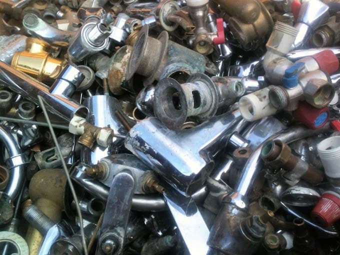 Parc de véhicules hors d'usage chez Rommel Recyclage Valorisation, centre agréé à NOGENT-LE-ROI