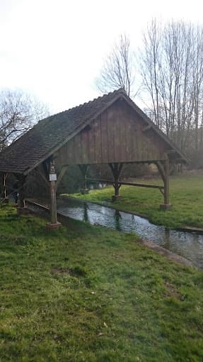 Parc de véhicules hors d'usage chez Chabrol Christian, centre agréé à SAINT-DENIS-LANNERAY
