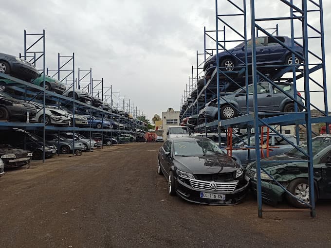 Parc de véhicules hors d'usage chez LÉOPARD AUTOMOBILE, centre agréé à AUNEAU-BLEURY-SAINT-SYMPHORIEN
